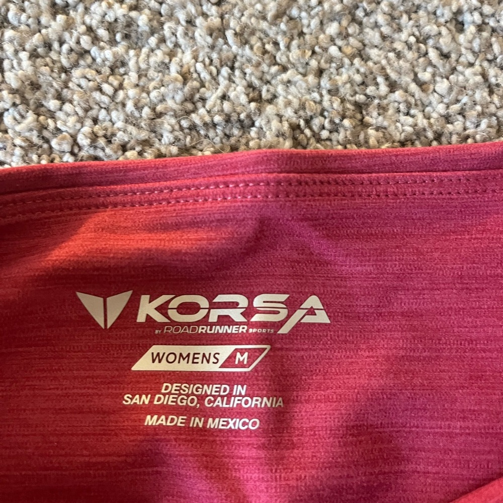NWT Korsa Raspberry colored Capri Leggings, size M - Picture 3 of 4